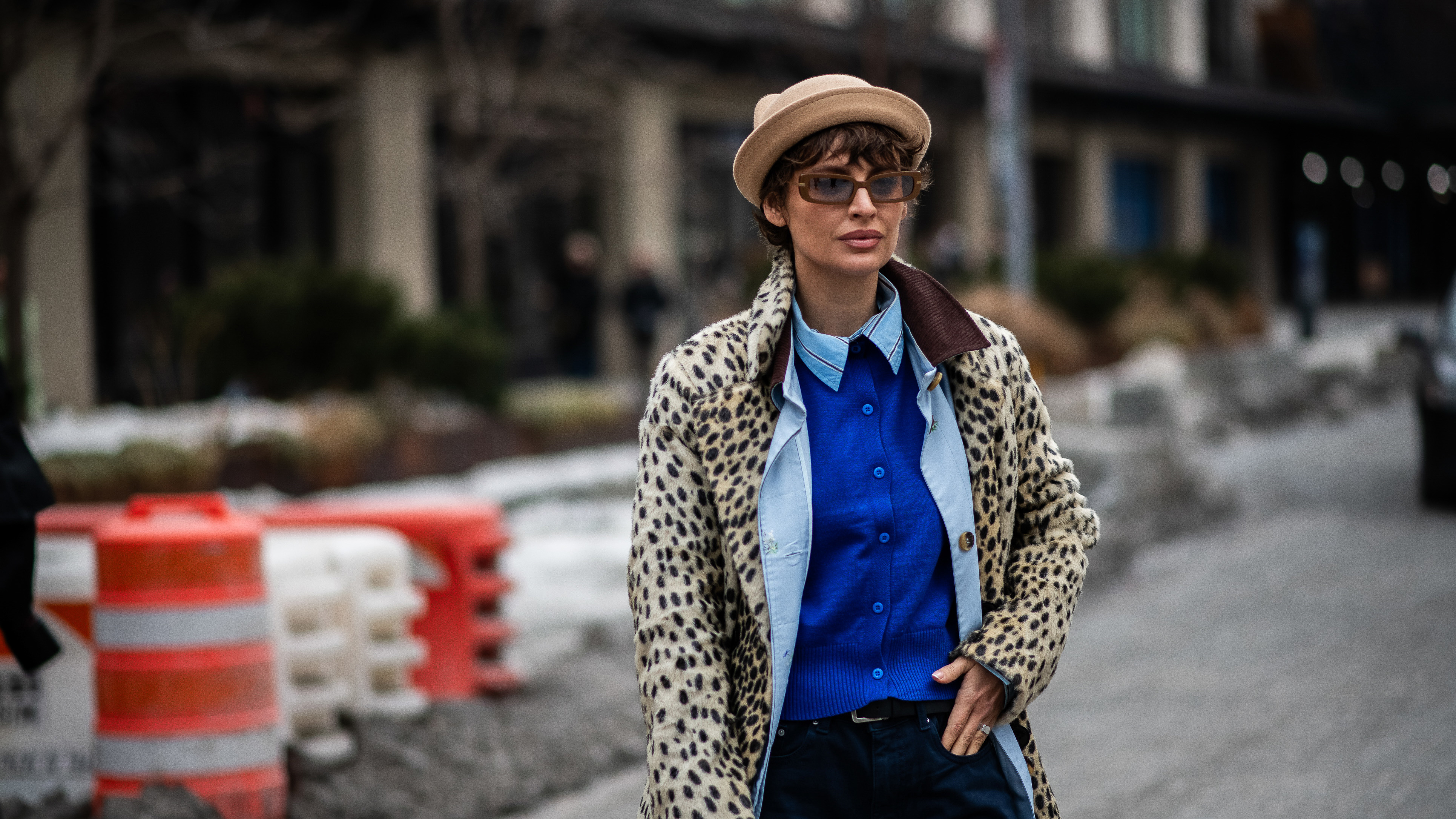 leopardí kabát modrá košile New York streetstyle