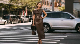 Nejlepší podzimní šaty 2025? New York hlásí návrat k eleganci, kterou dodá jeden podstatný doplněk