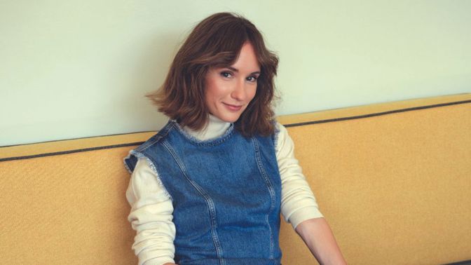 Eliška Křenková: „Už nepotřebuju trpět.“

Kvůli roli Heleny ve filmu Úsvit, který je právě teď v kinech, si nechala ostříhat vlasy na mikádo a chodila po Praze s umělým těhotenským břichem. S herečkou Eliškou Křenkovou (33) jsme si ve funkcionalistickém prostoru Volmanovy vily povídaly i o její zálibě ve focení a o tom, jak se jí žije s vysokými nároky, které na sebe má.
