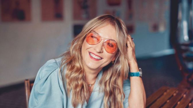 Kateřina Žbirková (56) je v jednom kole. Připravuje do tisku knihu Katherine: Můj život s Mekym, a jak říká, do konce roku se nezastaví. Jaký byl život se slavným hudebníkem? Co jim pomáhalo přežít krize
a jak se Katka cítí dnes, dva roky po smrti manžela?
