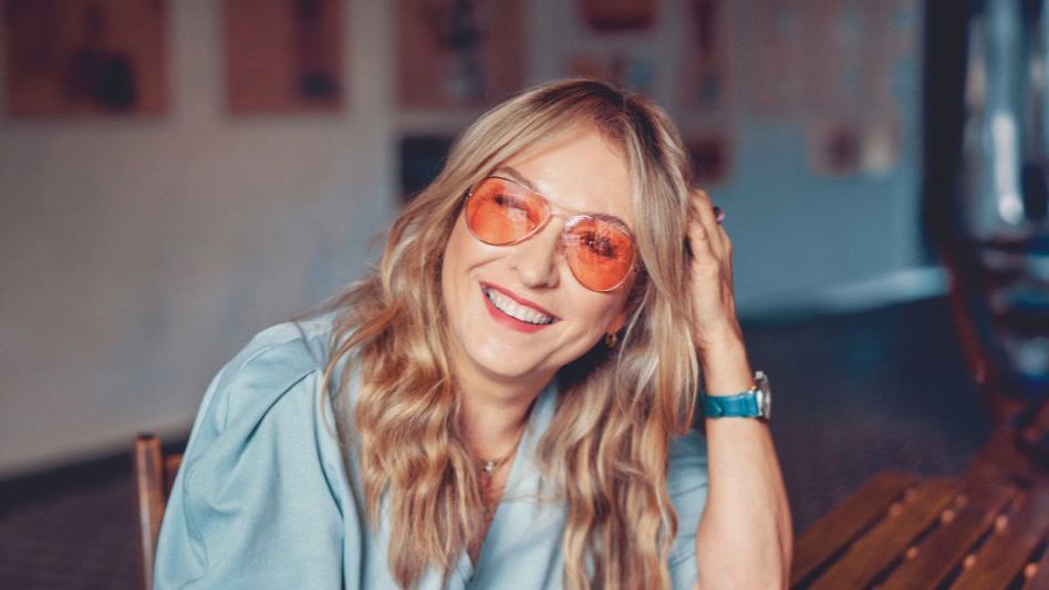 Kateřina Žbirková (56) je v jednom kole. Připravuje do tisku knihu Katherine: Můj život s Mekym, a jak říká, do konce roku se nezastaví. Jaký byl život se slavným hudebníkem? Co jim pomáhalo přežít krize
a jak se Katka cítí dnes, dva roky po smrti manžela?
