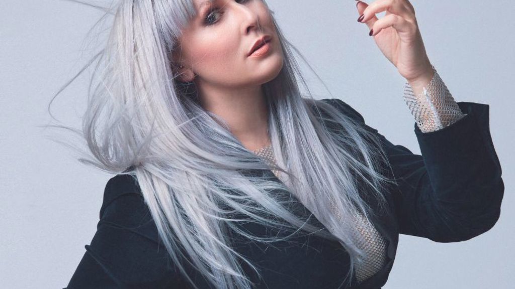 „Samoty už bylo dost,“ říká Tereza Černochová

Se zpěvačkou Terezou Černochovou (40) jsme se potkaly na dvorku jedné pražské kavárny. Zatímco si její devítiletá Laura četla u vedlejšího stolku, probraly jsme Terezinu novou desku Slečna náročná i její nový vztah, velké podzimní plány i to, proč má v sobě někdy „zavřeno“ – a jak se zase otevřít. 
