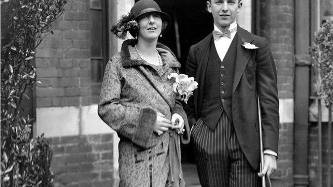 Lady Idina Sackville a Josslyn Hay, 22. hrabě z Errollu v den jejich svatby.
