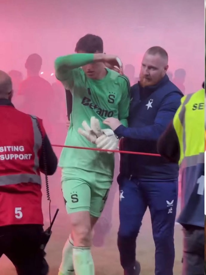 Z davu naštvaných fanoušků vyprovodil Surovčíka, masér Slavie Jakub Černý.