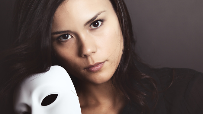 Žena s maskou