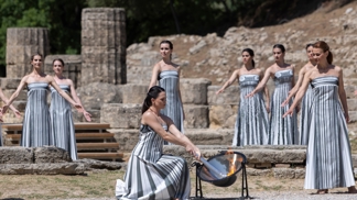 Žena s olympijskou pochodní