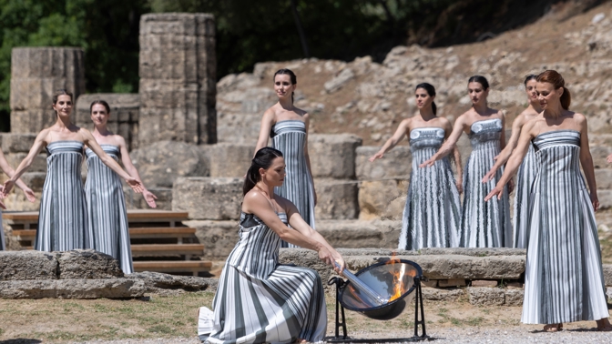 Žena s olympijskou pochodní
