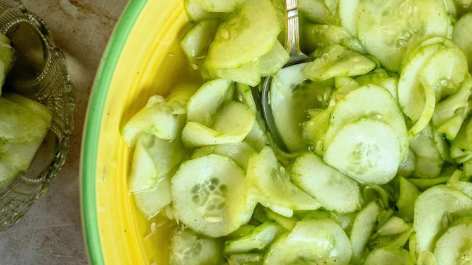 Okurkový salát podle ČSN býval a zůstává jedním z nejoblíbenějších: Recept, který musíte zkusit