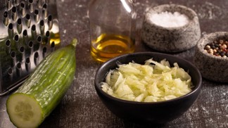 Recept na poctivý okurkový salát: Rychlá příprava, minimum kalorií, maximum zdravého osvěžení