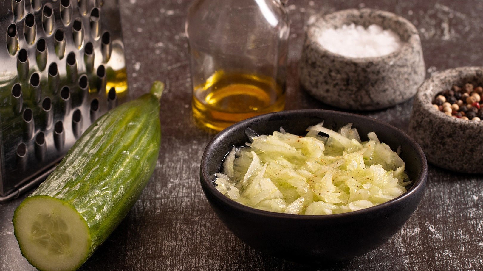 Recept na poctivý okurkový salát: Rychlá příprava, minimum kalorií, maximum zdravého osvěžení