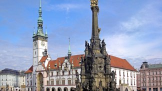 Horní náměstí s radnicí a sloupem Nejsvětější Trojice v Olomouci. Poznali byste?
