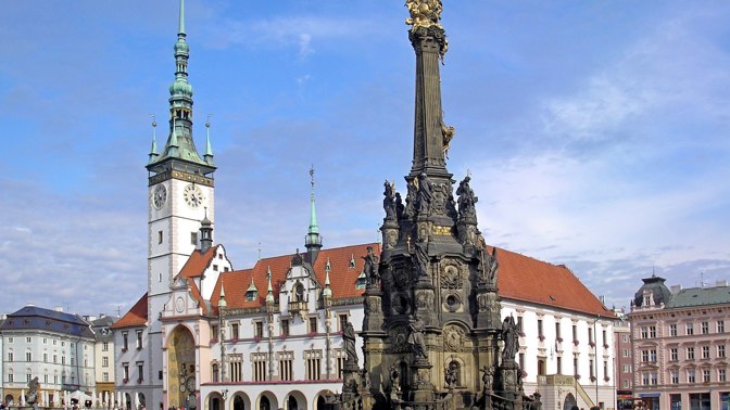 Horní náměstí s radnicí a sloupem Nejsvětější Trojice v Olomouci. Poznali byste?
