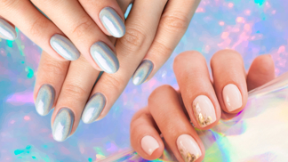 Toužíte po barevné manikúře? Trendy letní nehty opal nails si zamilují i minimalistky