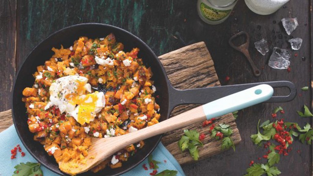 Recept: Opékané sladké brambory s fetou a pošírovaným vejcem