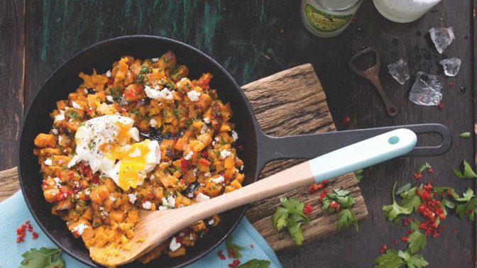 Recept: Opékané sladké brambory s fetou a pošírovaným vejcem