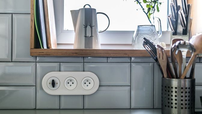 Když na chalupě padají pojistky a občas zajiskří zásuvky, je čas volat elektrikáře Když na chalupě padají pojistky a občas zajiskří zásuvky, je čas volat elektrikáře