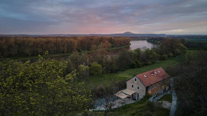 Na Lisu není stylizovaný venkov. Je to skutečný dům, co dýchá historií a přirozeností. A právě proto je tak silný.
