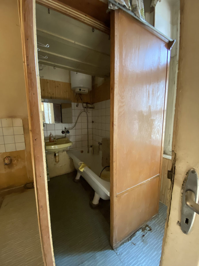 Původní jednopokojové byty totiž měly pouze provizorní sociální zázemí bez WC. To bylo sdílené na chodbě. 