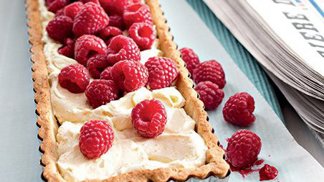 Oříškový koláč s mascarpone a malinami
