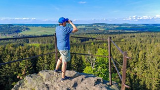 Výhledy, které stojí za každý krok. Putování po osmistovkách vás odmění panoramaty i klidem hlubokých lesů.

