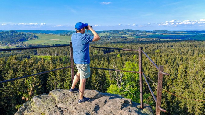 Výhledy, které stojí za každý krok. Putování po osmistovkách vás odmění panoramaty i klidem hlubokých lesů.
Výhledy, které stojí za každý krok. Putování po osmistovkách vás odmění panoramaty i klidem hlubokých lesů.