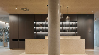 Třeboňské lázně Aurora nejsou jen o procedurách, jsou o zážitku. Jak architekti proměnili starou budovu v prostor plný saun, odpočíváren a wellness oáz, vám teď ukážeme. Přečtěte si, jak nové lázně spojují moderní design s historií a přírodou.
