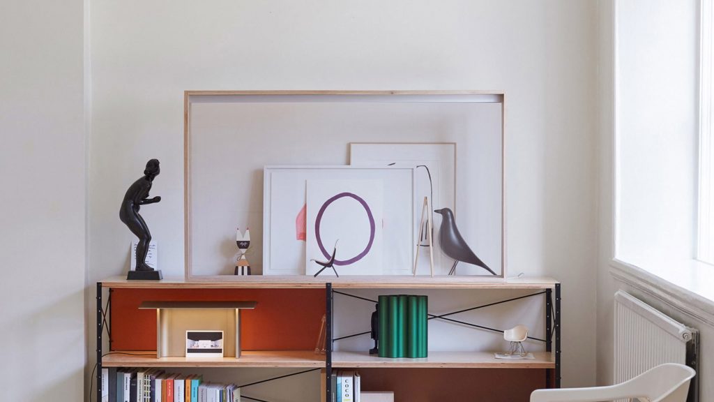 Vidíte televizi? Ne? Ale je tam! Foto: Vitra/Panasonic
