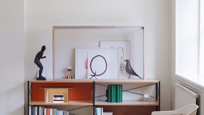 Vidíte televizi? Ne? Ale je tam! Foto: Vitra/Panasonic
