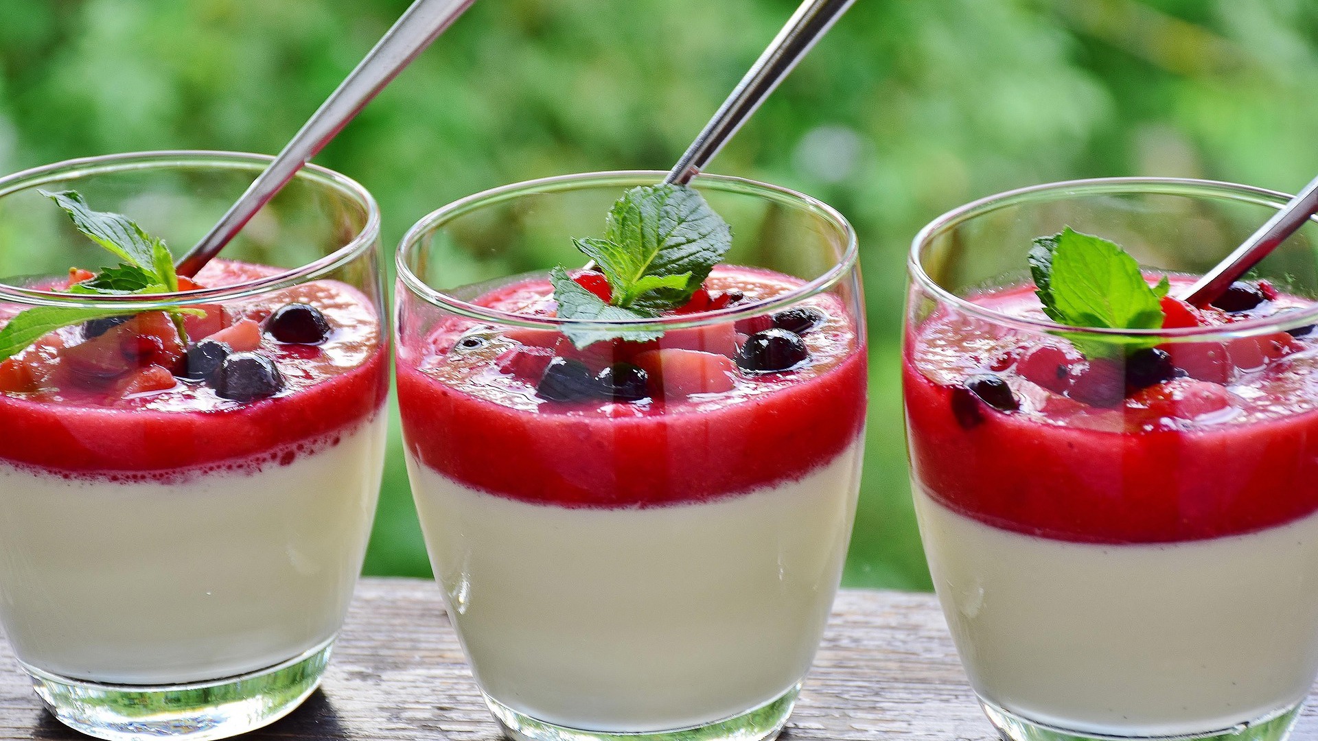 Tento dezert chutná opravdu všem! Jahodová panna cotta, která mizí ze stolu jako první
