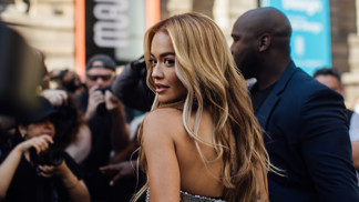 Přirozená blond, která sluší každé ženě: Příště si kadeřníkovi řekněte o zesvětlení s názvem foilyage