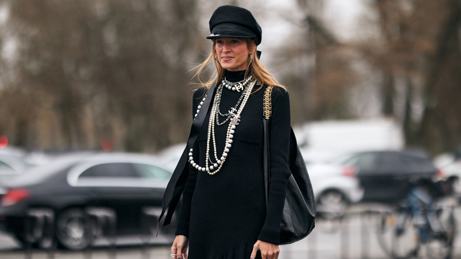 All black outfit je v roce 2025 trendy
