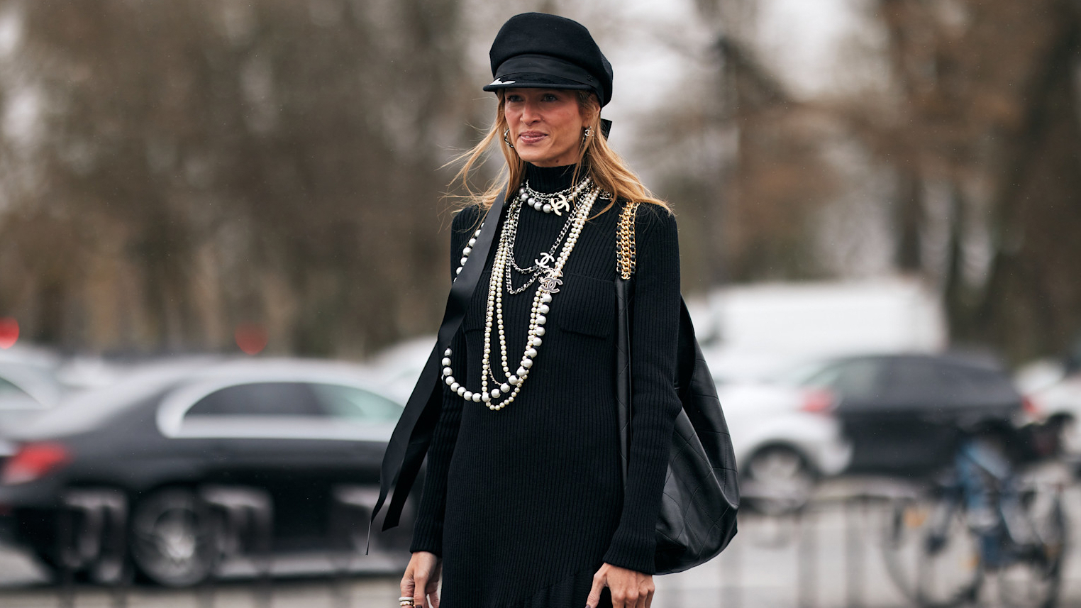 All black outfit je v roce 2025 trendy
