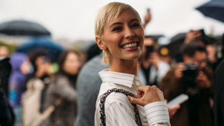 Přirozené vlasy i hedvábná pleť: Letní beauty trendy, které budeme nosit na podzim a v zimě 2025