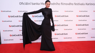 Gabriela Partyšová u nás rozhodně vede! V davu podobně krásných dam jednoznačně v černé vynikla a nezůstala bez povšimnutí. Černé splývavé šaty s vlečkou ze saténu s dlouhými rukávy a rukavičkami a k nim doplňky stejného odstínu ji povýšily na hvězdu večera.
