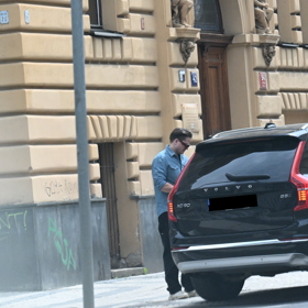 Muzikant zaparkoval své černé luxusní SUV přímo před domem.