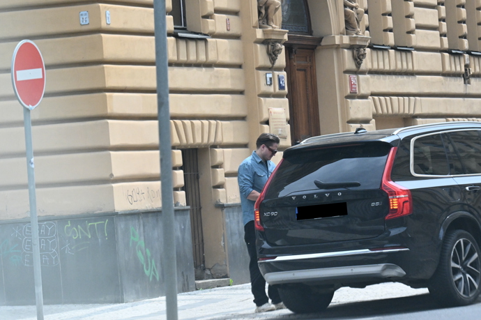 Muzikant zaparkoval své černé luxusní SUV přímo před domem.