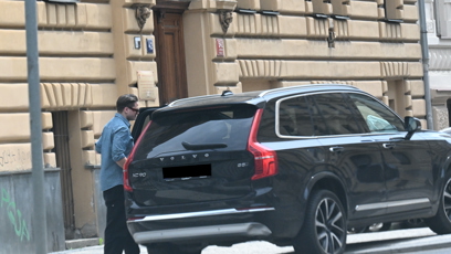 FOTO: Ondřej nastupuje do auta.