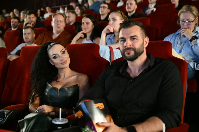 Andrea Pomeje s manželem na premiéře posledního dílu minisérie Leoš.