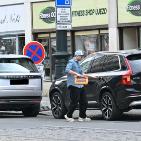 Po chvíli z domu vyšel s papírovou taškou v ruce.