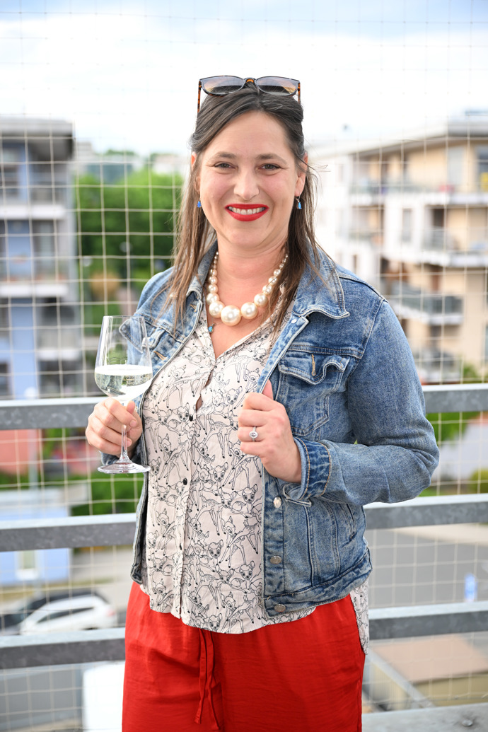 Dcera Petry Černocké, Bára Vaculíková, přišla v džínové bundě, květovaném topu a červených kalhotách.