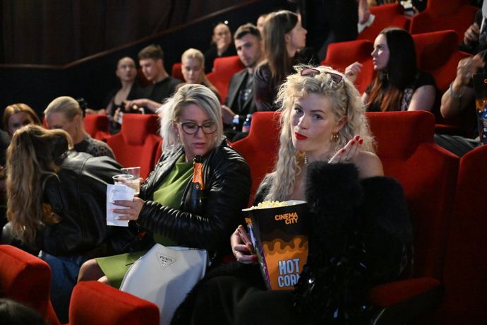Žofie Dařbujánová neodolala popcornu.
