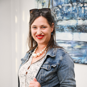 Bára Vaculíková na vernisáži malířky Yvonne Baalbeki