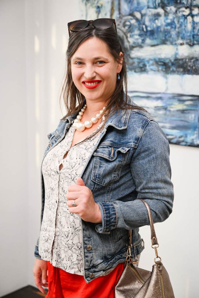 Bára Vaculíková na vernisáži malířky Yvonne Baalbeki