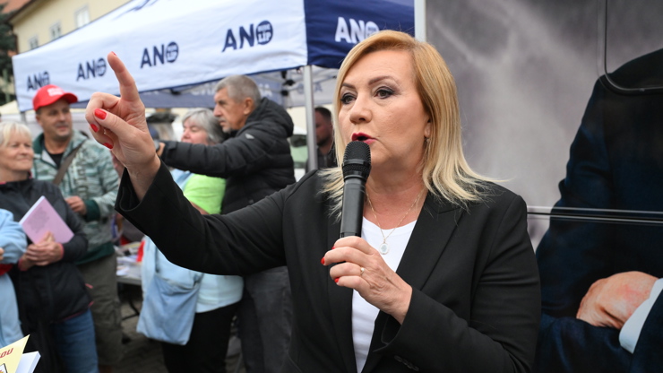 Alena Schillerová na mítinku Andreje Babiše.