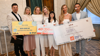 FOTO: Nadace obdržela šek.