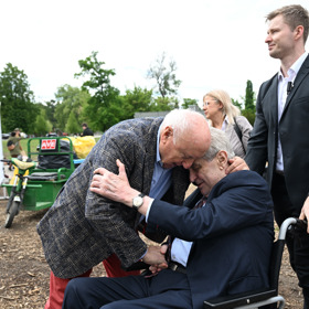 Felix se s Milošem zvláštně objal.