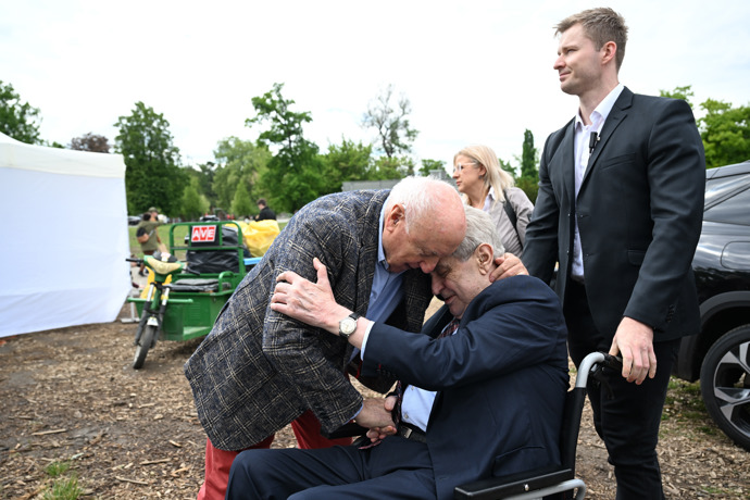 Felix se s Milošem zvláštně objal.