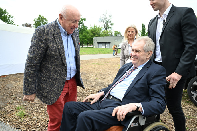 Miloš Zeman se bavil s kolegou. 