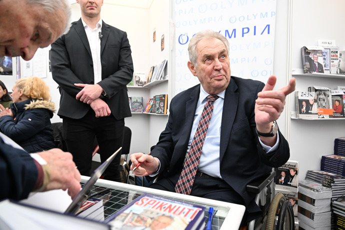 Miloš Zeman rozdával autogramy.