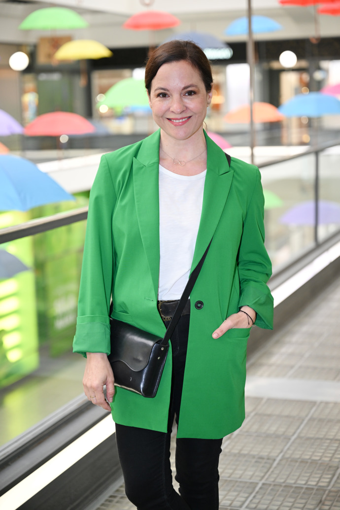 Kristýna Janáčková zazářila v hráškově zeleném oversize kabátku. 